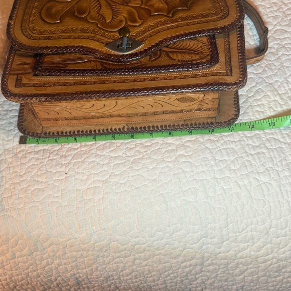 Hand tooled Leather Handbag with adjustable strap - Picture 12 of 14